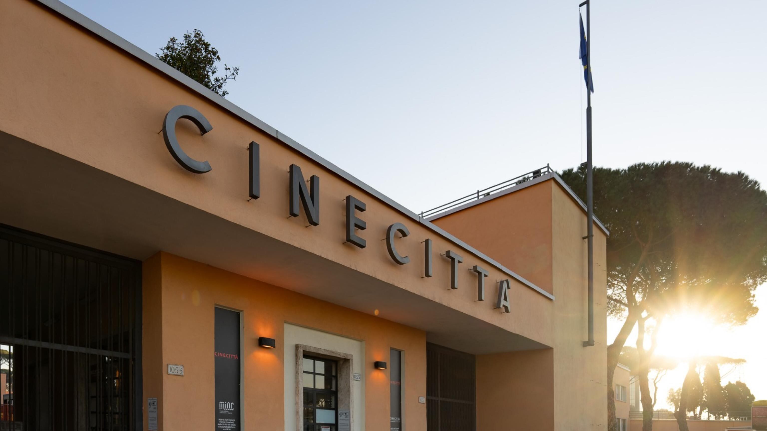 La Guardia di Finanza a Cinecittà. Acquisiti documenti di "M. Il figlio del secolo" e del film "Queer"