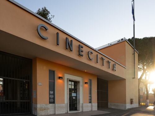 La Guardia di Finanza a Cinecittà. Acquisiti documenti di "M. Il figlio del secolo" e del film "Queer"