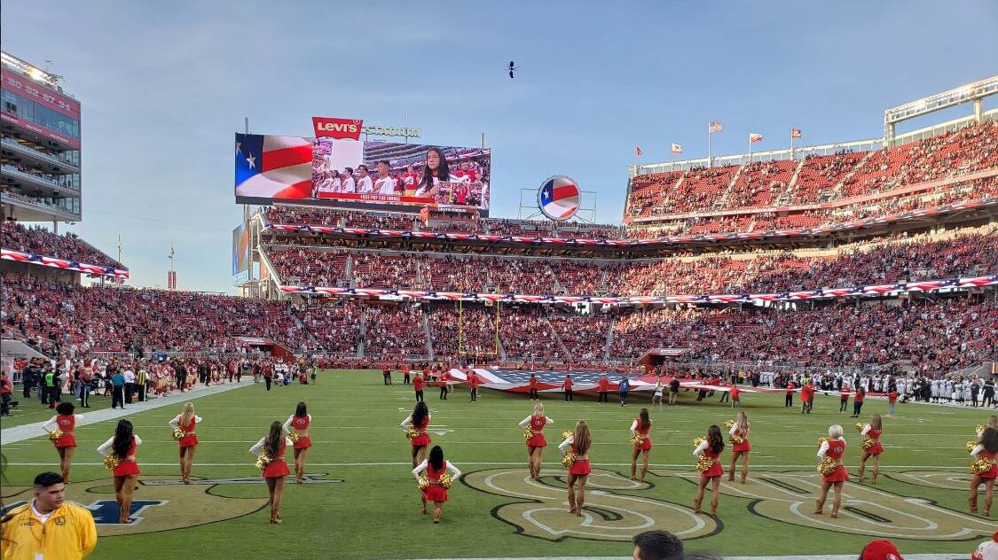 Usa, cheerleader si inginocchia in campo durante l'inno nazionale
