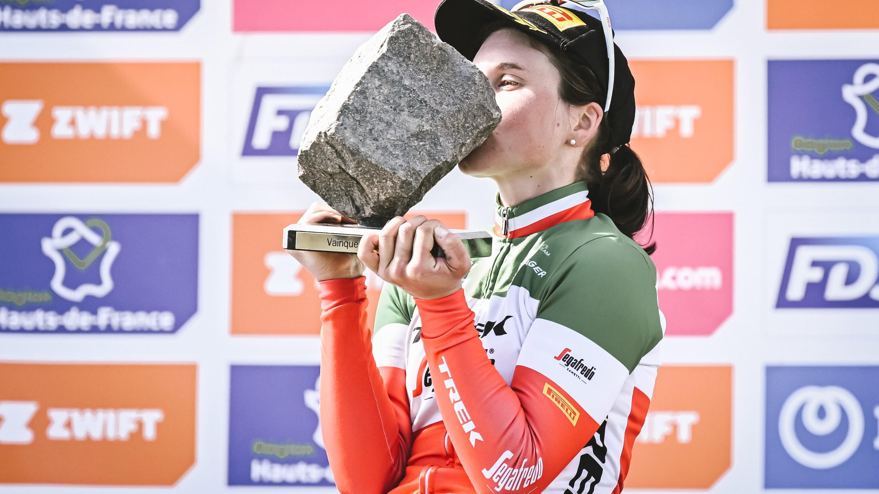 Longo Borghini regina nell'inferno Roubaix