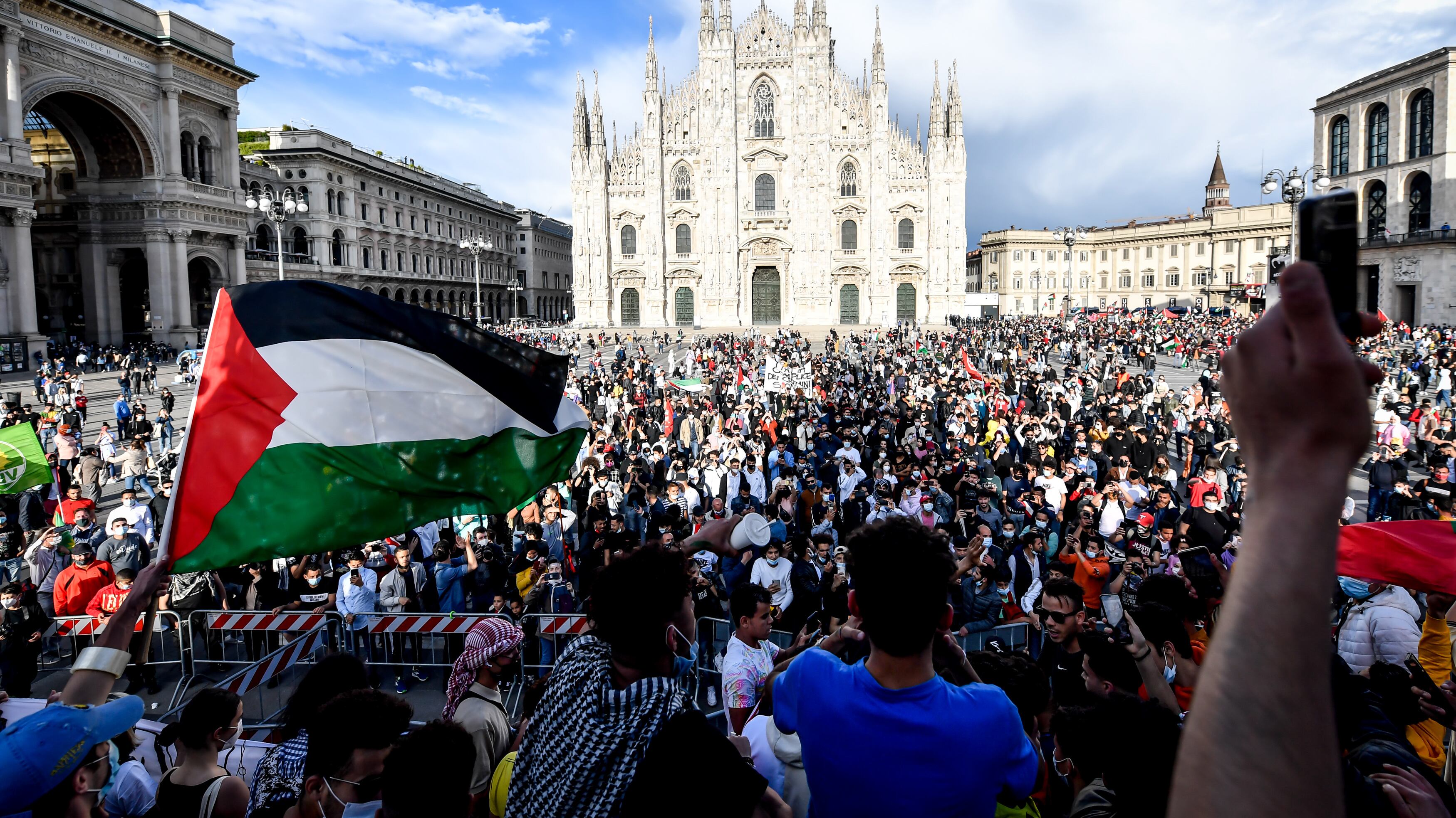 "Allah Akbar" e bandiere israeliane bruciate: ecco la piazza pro Palestina