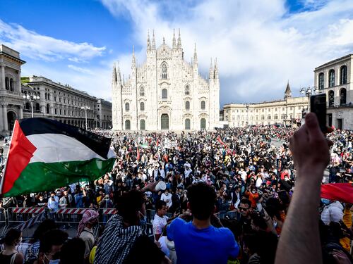 "Allah Akbar" e bandiere israeliane bruciate: ecco la piazza pro Palestina