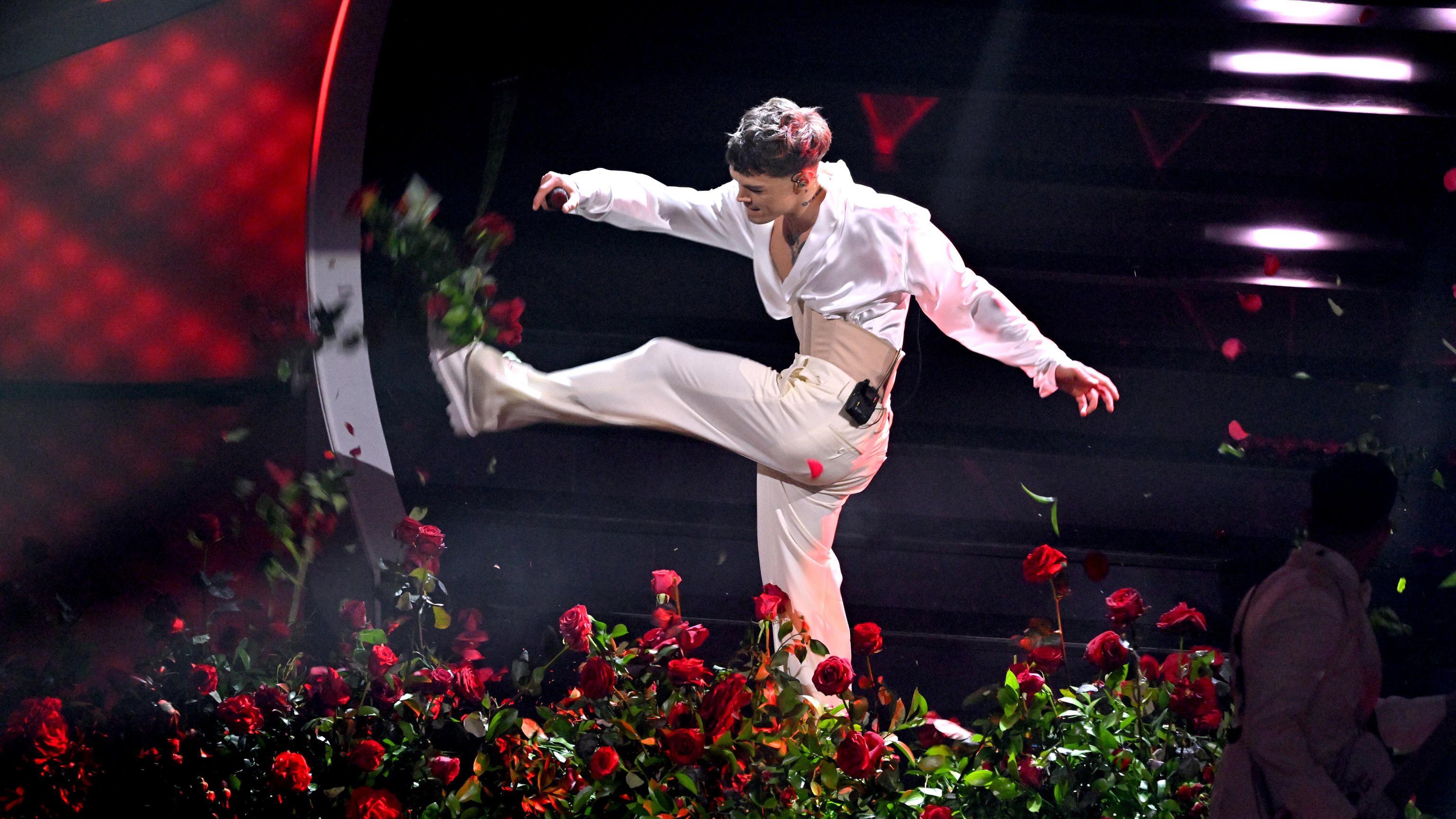 L'ultima spina di Sanremo. La giustizia perde tempo dietro alle rose di Blanco