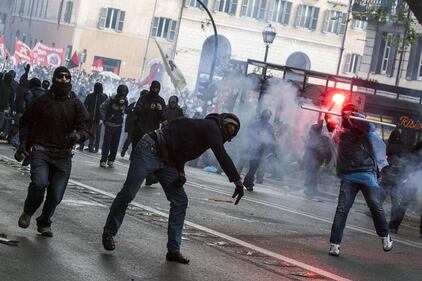 Scontri e cariche a Roma 16