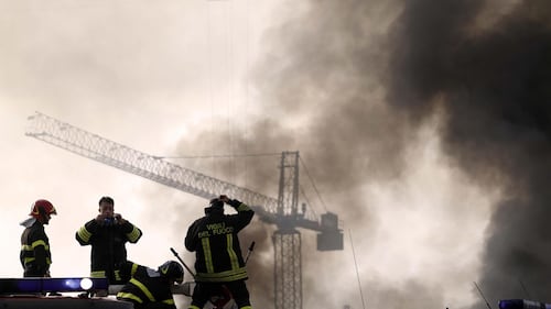 Napoli, grande incendio nell'ex campo rom di Parco Marinella 5
