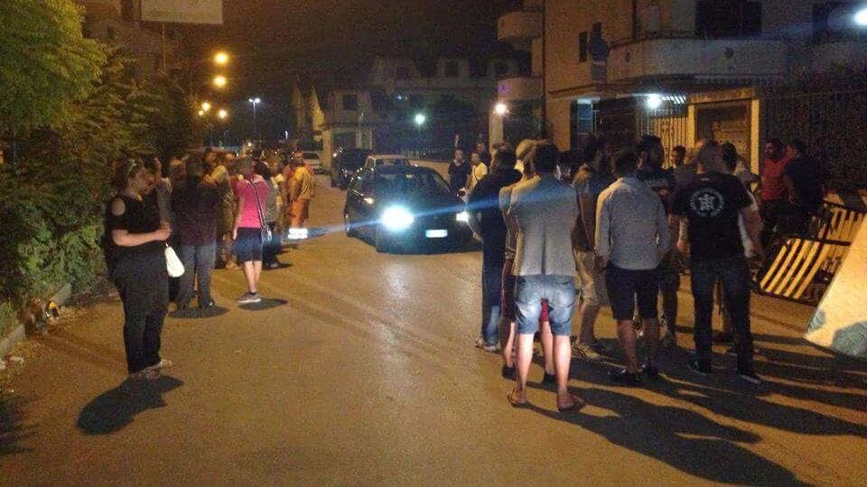 Anche Acerra in rivolta contro i profughi: residenti cacciano immigrati