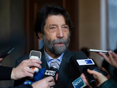 "È un regime". Rissa filosofica sul green pass
