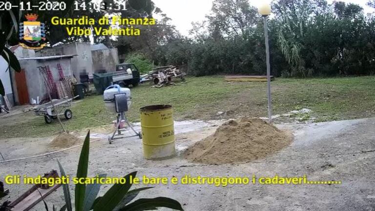 "Controllate le vostre tombe" Così bruciavano cadaveri per vender i loculi svuotati