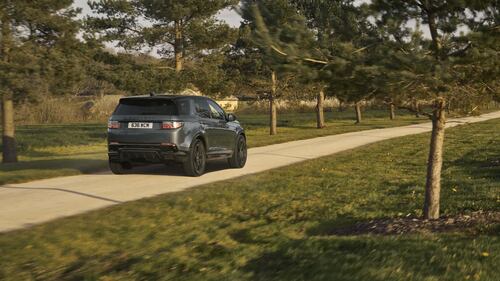 Land Rover Discovery Sport 2023, guarda tutte le foto 1