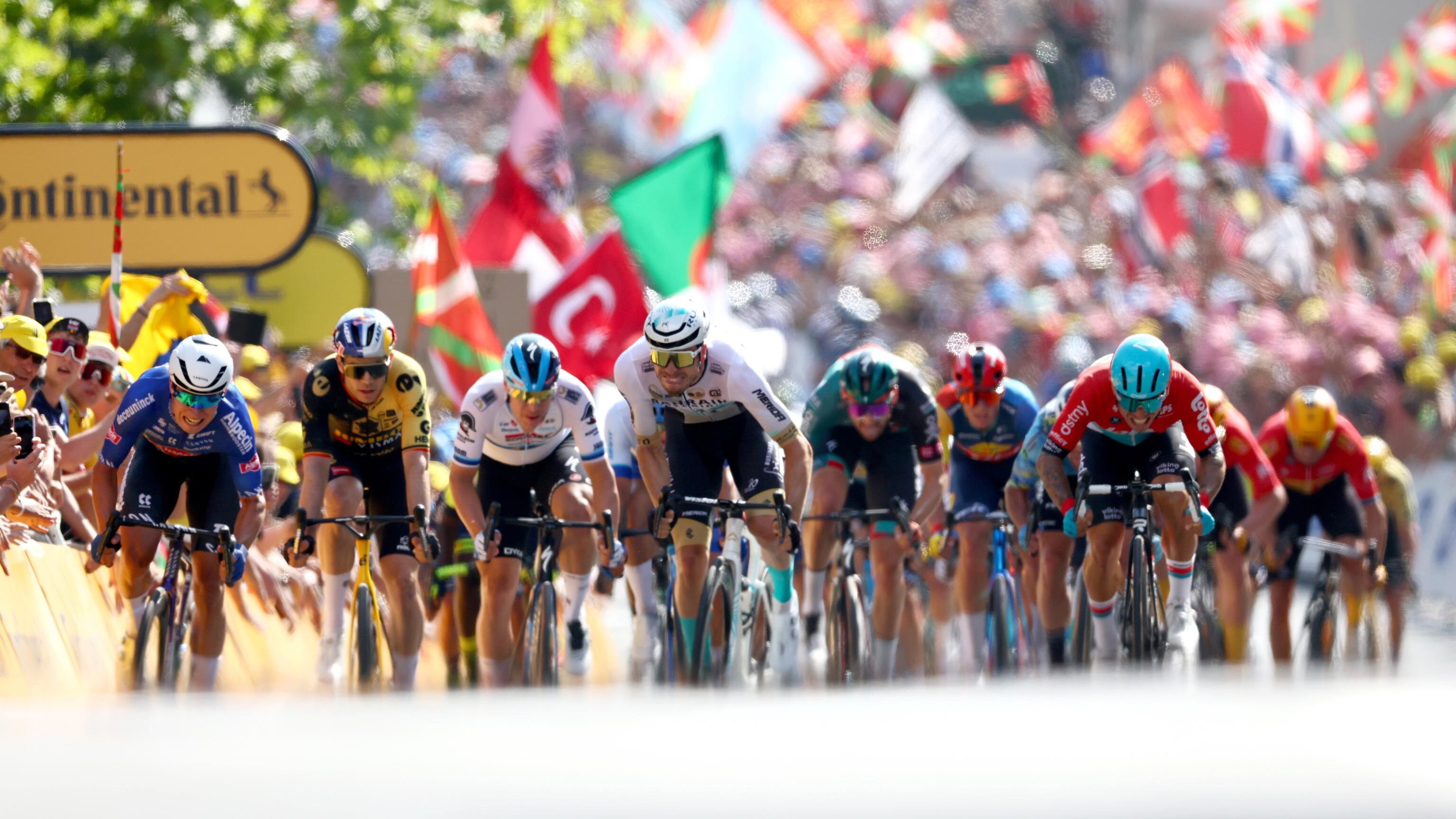 Tour de France sorvegliato speciale: 28mila agenti schierati lungo il tragitto