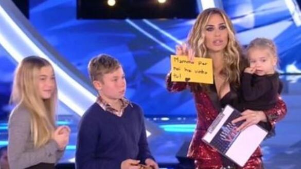 Gf Vip, i figli della Blasi le fanno una sorpresa. E Totti si commuove