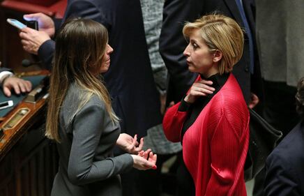 La Boschi vota: tacchi alti e abito strizzatissimo 2