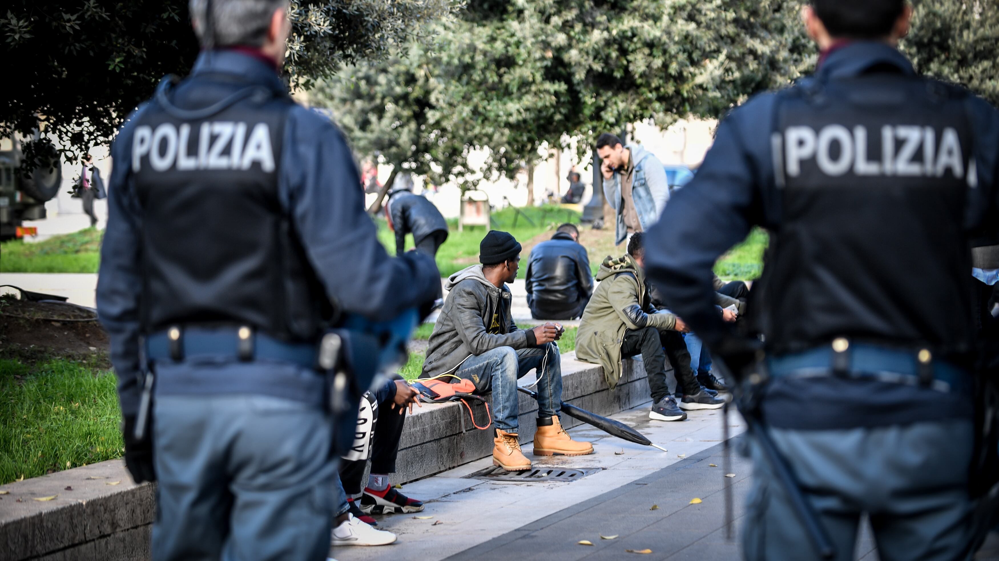 Volano coltellate alla stazione Centrale: ormai è il Bronx di Milano