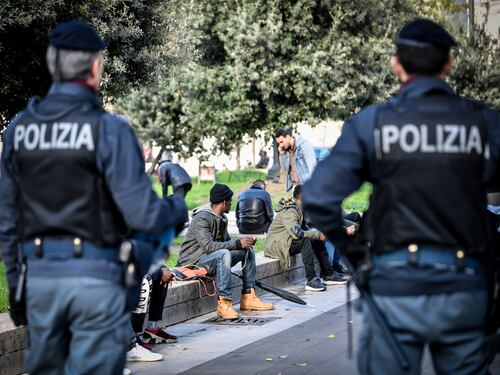 "Tre grammi 20 euro", la Lega denuncia lo spaccio alla luce del sole a Milano
