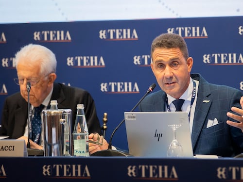 Vannacci sfida l’Europa e Monti. Cernobbio applaude il Professore