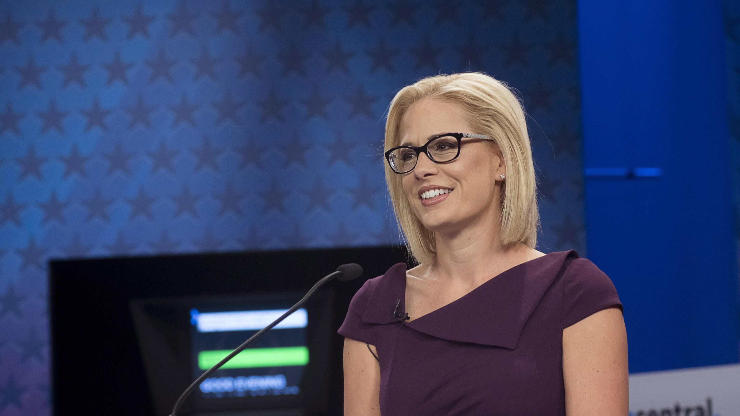 Ecco chi è Kyrsten Sinema, la senatrice dem che ha affossato la riforma di Biden