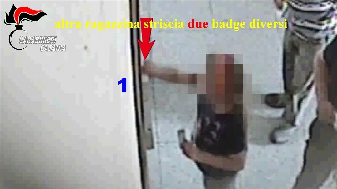 Mandavano i figli piccoli a timbrare il cartellino: scoperti 48 assenteisti