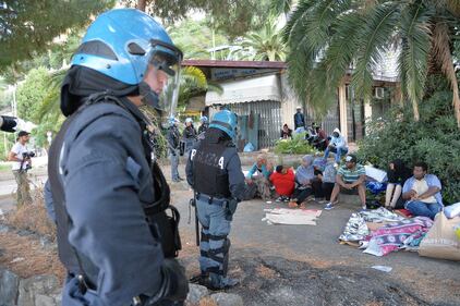 Ventimiglia, sgomberati gli immigrati al confine 7