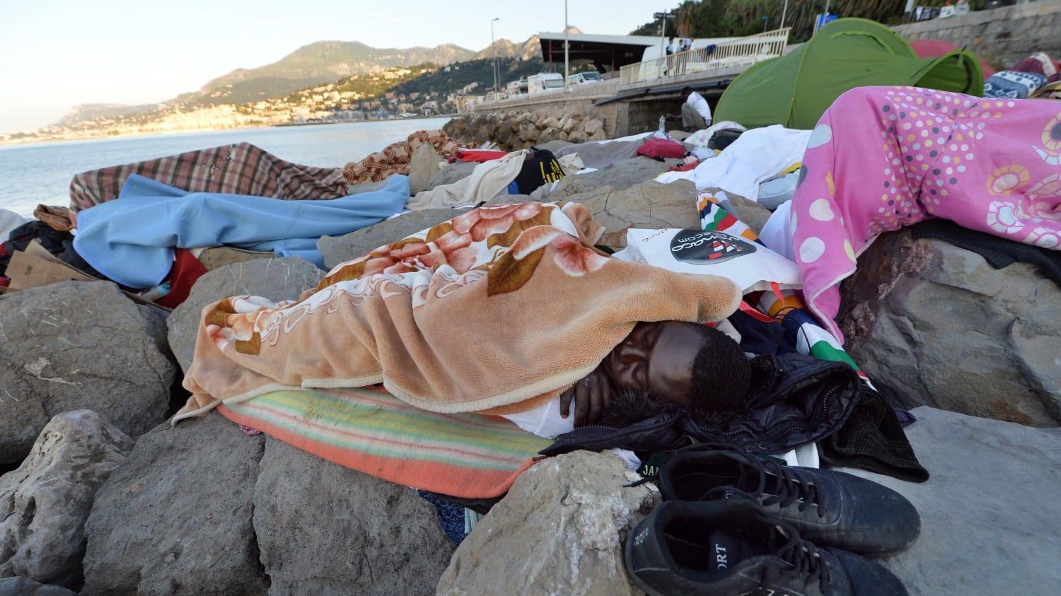 Migranti, il sindaco Ventimiglia fa sgomberare la tendopoli
