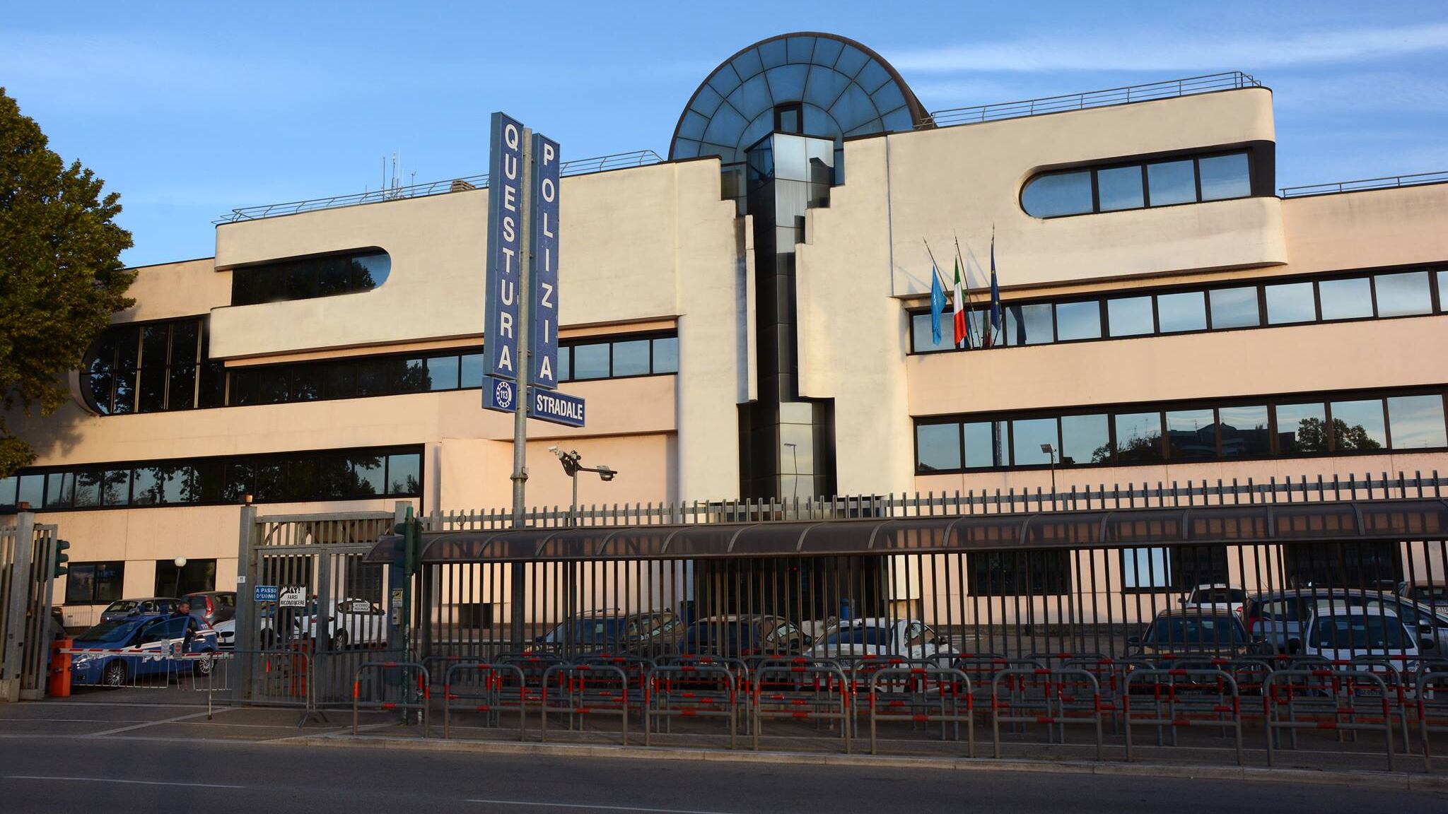 Verona, agenti aggrediti durante un controllo: "Fascisti di m***a"
