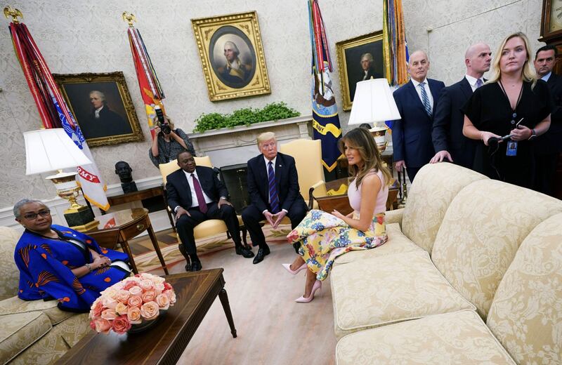 Melania Trump nell'orto con i tacchi: foto 4