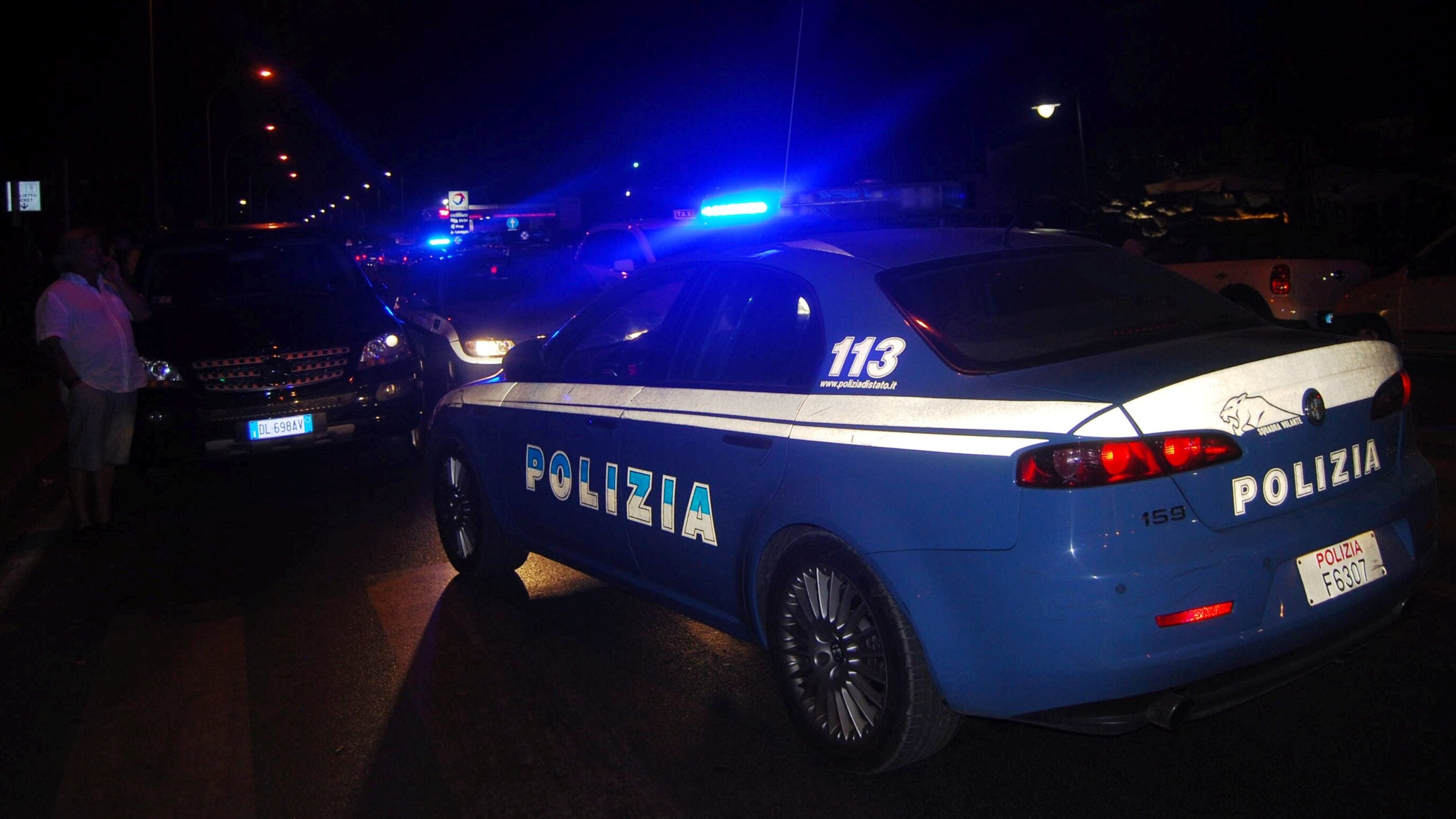 Aggrediscono guardia giurata e tentano di sfilargli pistola, arrestati