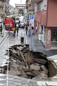 Maltempo a Milano: voragine da 12 metri in centro 5