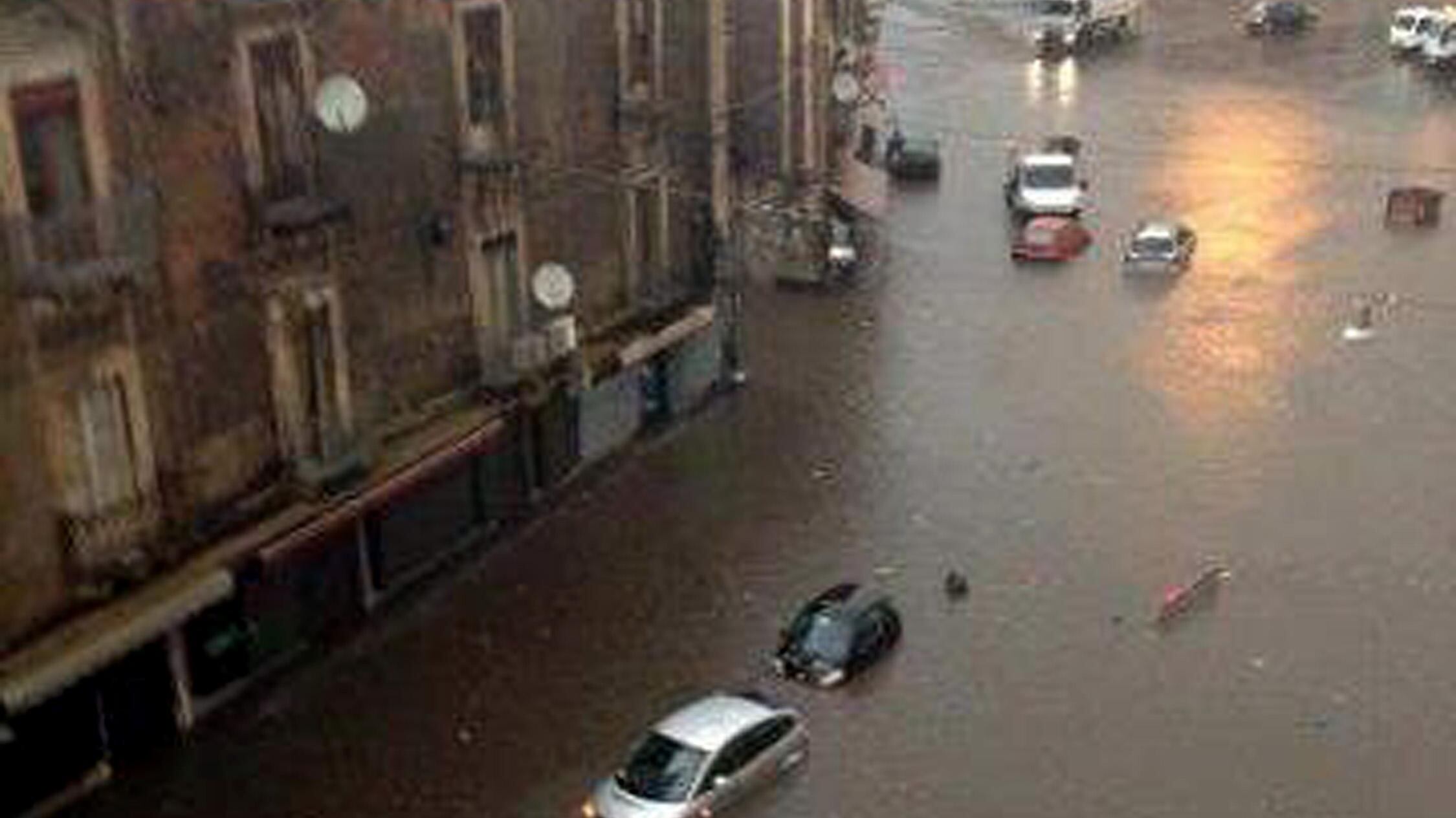 Catania travolta dall'alluvione: nessuno ha lanciato l'allarme