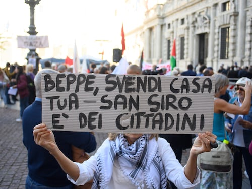 "Lo stadio non si vende". Scoppia la protesta di comitati e oppositori