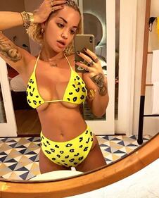 Rita Ora topless su Instagram 4