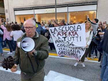 Trieste, migliaia di No pass in corteo 1