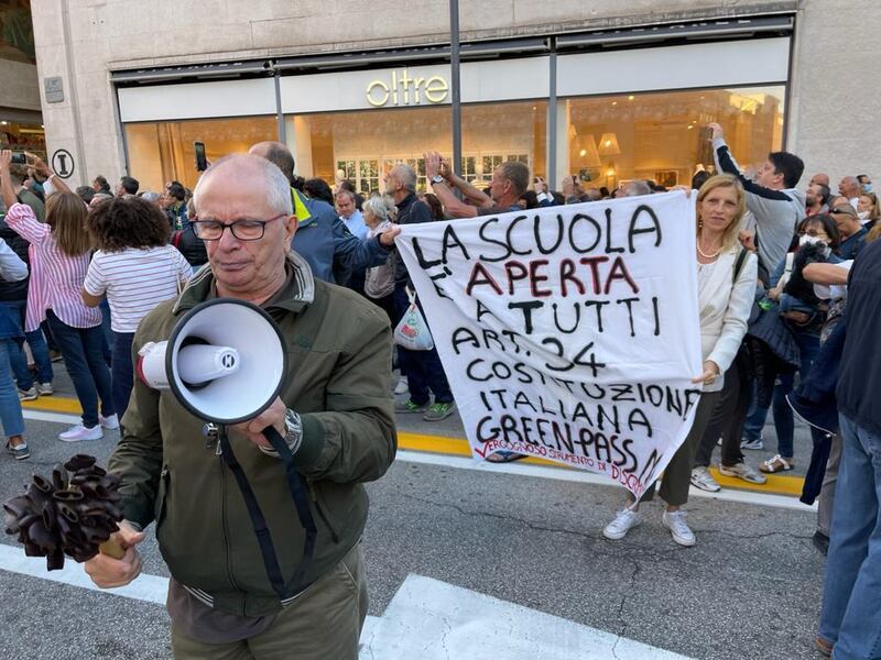 Trieste, migliaia di No pass in corteo 1