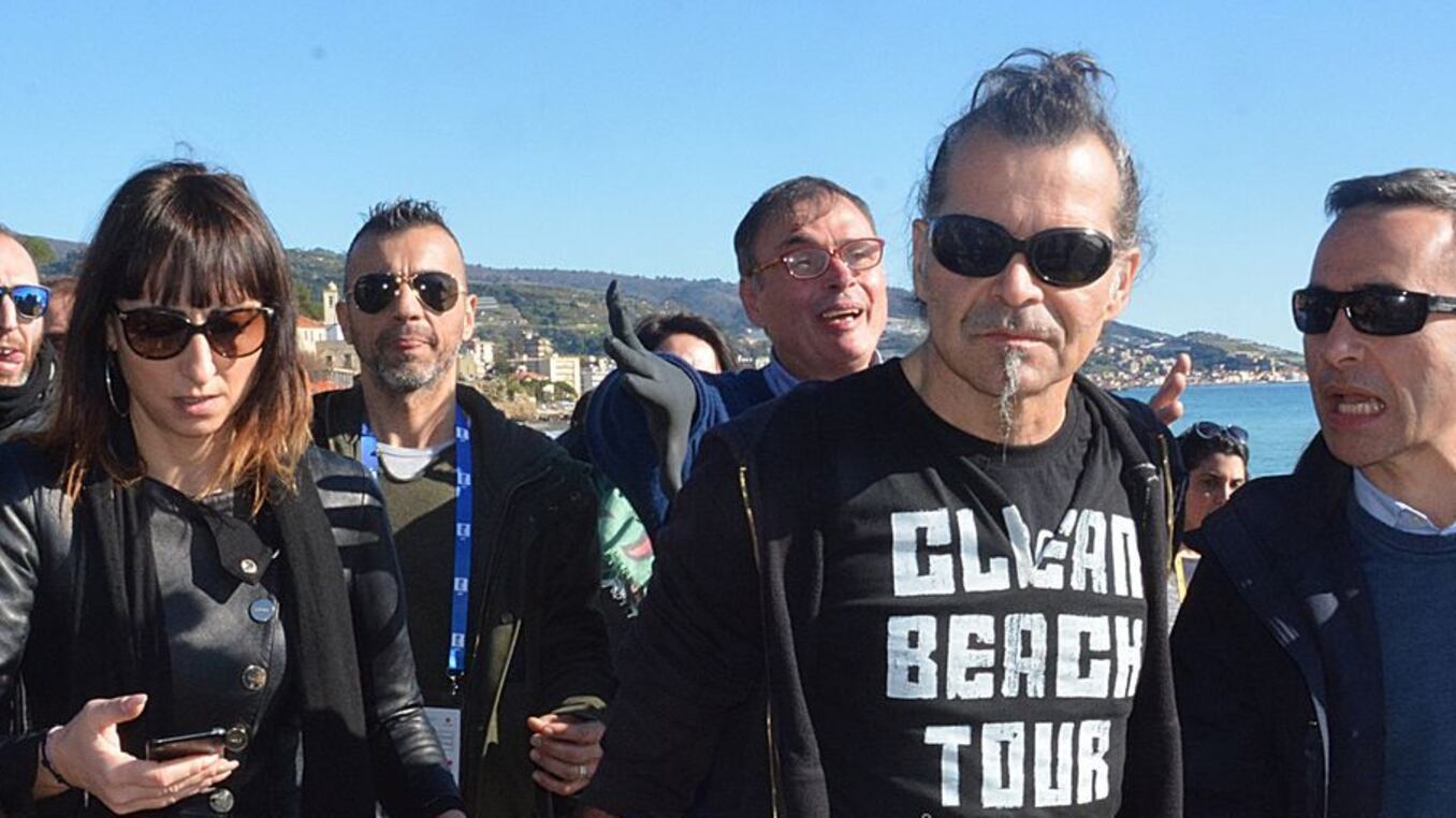Pelù pulisce le spiagge a Sanremo: "Gesto rivoluzionario non da sfigati"