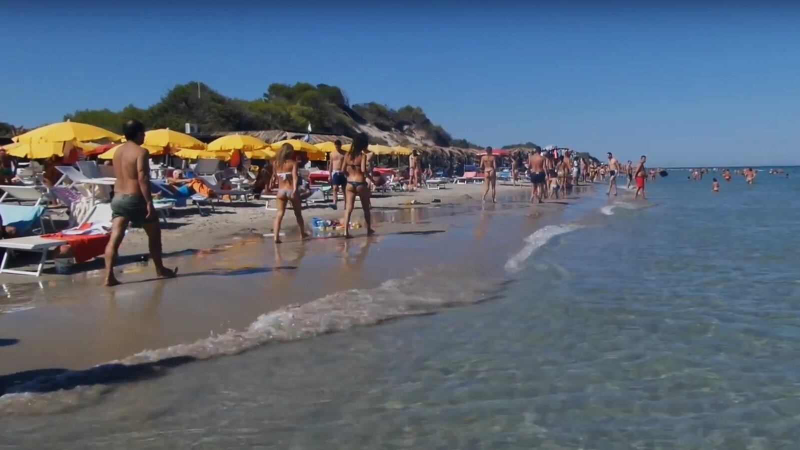 Trascina la 15enne in acqua per stuprarla, ma la folla interviene e minaccia di linciarlo