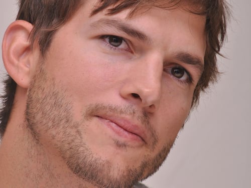 Ashton Kutcher parla dopo le accuse di Demi Moore: "Caccia alle streghe"