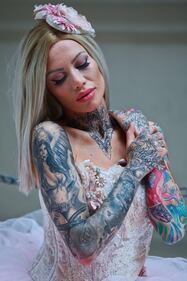 Becky Holt si sposa: tatuaggi e abito bianco 6