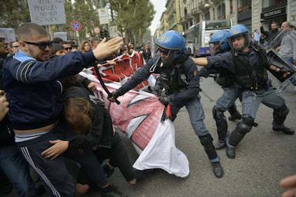 Scontri tra manifestanti e polizia a Torino 9
