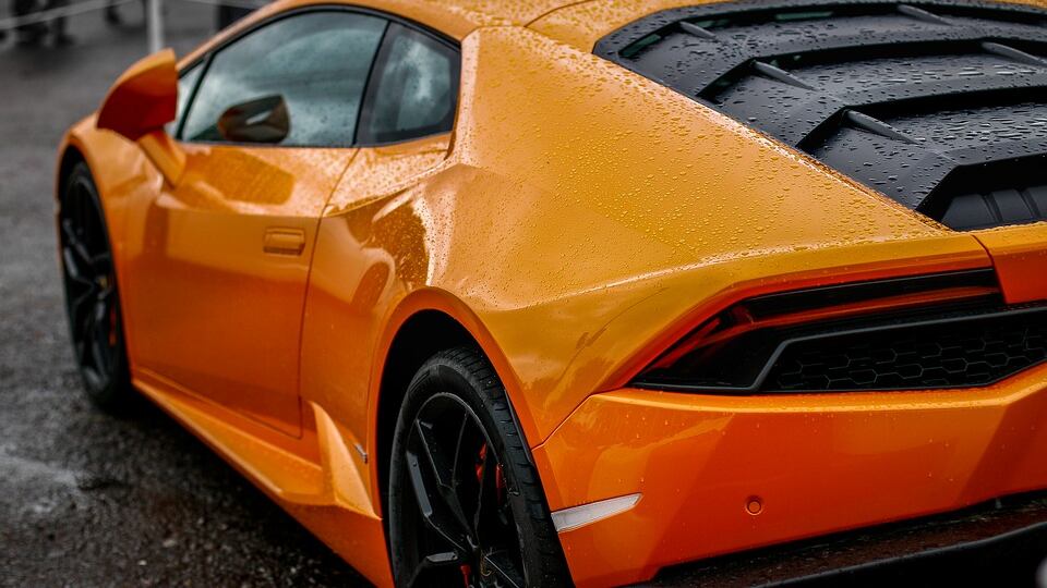 Autovetture di lusso acquistate senza pagare l'Iva