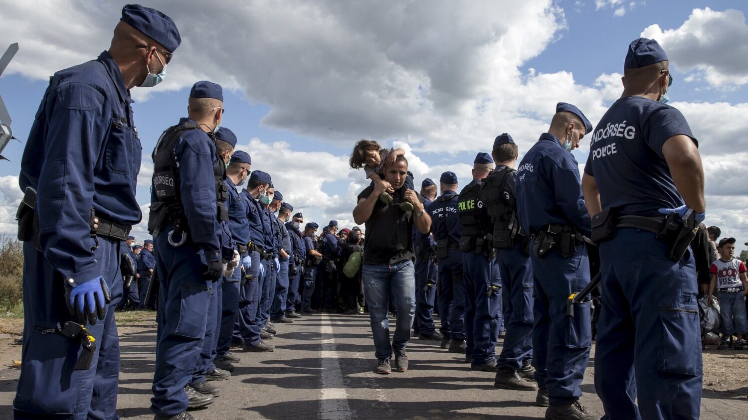 Caos al confine serbo-ungherese. Scontri tra polizia e migranti