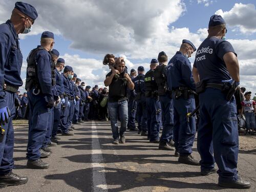 Caos al confine serbo-ungherese. Scontri tra polizia e migranti