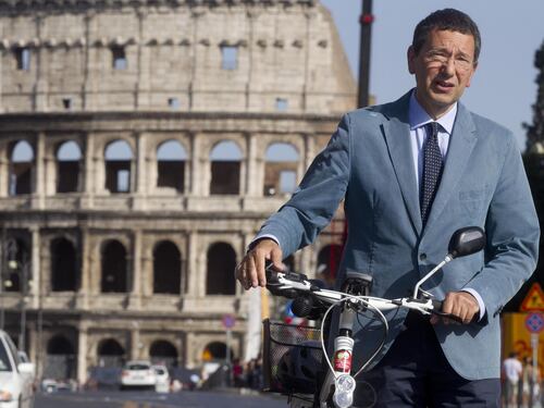 Marino non molla, la Procura indaga sul sit-in in via del Plebiscito