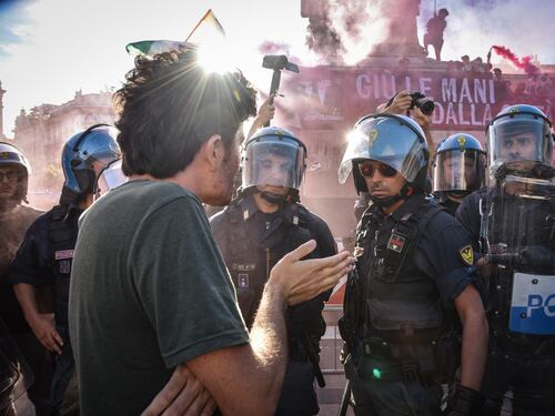 L'attacco della polizia dopo gli insulti al corteo per il Leonka: "Così minano la democrazia"