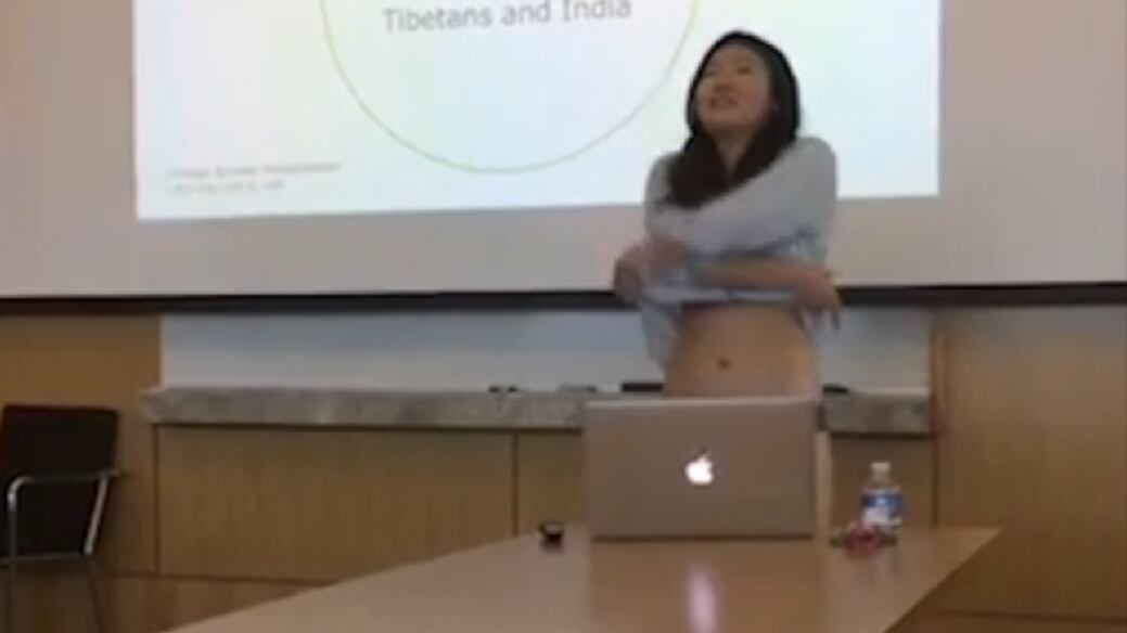 La prof critica: "Shorts troppo corti" E lei si spoglia per discutere la tesi