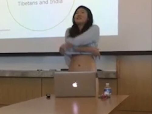 La prof critica: "Shorts troppo corti" E lei si spoglia per discutere la tesi