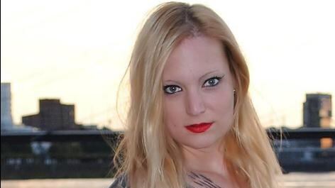 I neonazisti cacciano l'ex pornostar: "Ha copulato con un uomo di un'altra razza"