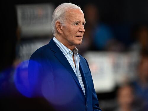 I fedelissimi di Biden vogliono salvare il presidente: cresce la rivolta tra i dem