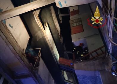 Crolla ballatoio a Scampia: 2 morti e 13 feriti nella Vela Celeste 5