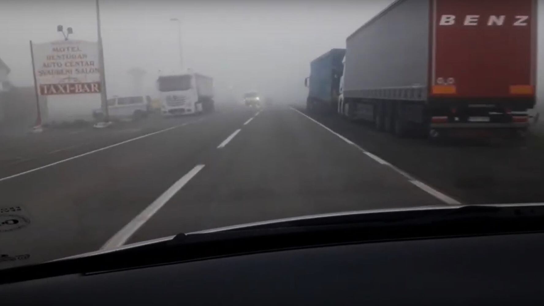 Luci, velocità e distanze, come guidare in sicurezza con la nebbia
