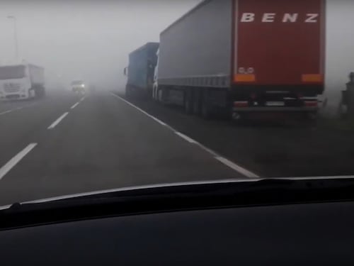 Luci, velocità e distanze, come guidare in sicurezza con la nebbia