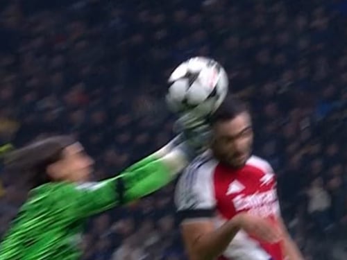 Il pugno di Sommer, il mancato rigore e il Var muto. Scoppia la polemica dopo Inter-Arsenal